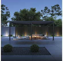 Dämmerungsszene mit Pavillon, Sitzgruppe und dekorativer Beleuchtung im Garten.