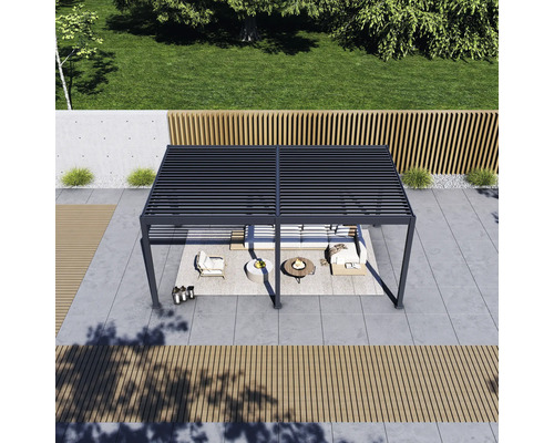 Freistehende Terrassenüberdachung mit Lamellendach und Sitzbereich im Garten