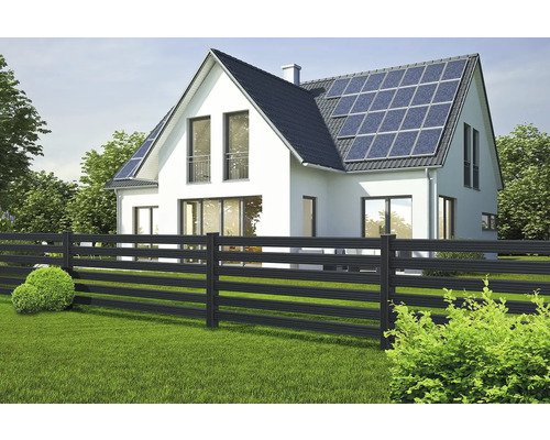 Haus mit Solarzellen auf dem Dach und einem Zaun im Garten