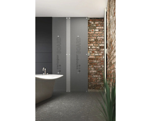 Modernes Badezimmer mit Badewanne, SwissPor Board und Backsteinwand