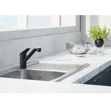 Küchenspüle mit schwarzer Armatur auf einer Arbeitsplatte