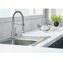 Küchenspüle mit spiralförmiger Armatur in einer hellen Küche