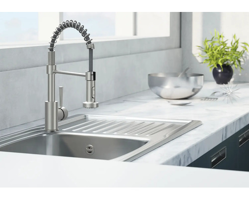 Küchenspüle mit spiralförmiger Armatur in einer hellen Küche