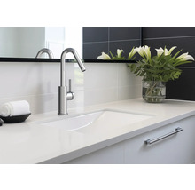 Modernes Badezimmer mit Waschtisch, Armatur und Spiegel