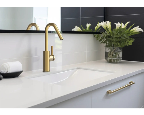 Modernes Badezimmer mit Armatur, Waschbecken und Accessoires