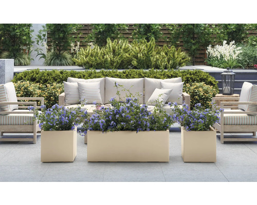 Terrasse mit Sofa, Sesseln und bepflanzten Pflanzgefäßen für den Außenbereich.