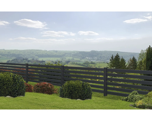 Sichtschutzzaun aus Kunststoff mit Querstreben in einer Gartenlandschaft