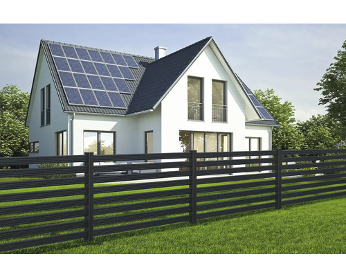 Modernes Wohnhaus mit Zaun und Solaranlage auf dem Dach