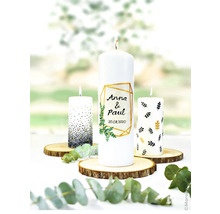 Dekorative Hochzeitskerzen auf Holzscheiben mit Eukalyptusblättern