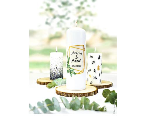 Dekorative Hochzeitskerzen auf Holzscheiben mit Eukalyptusblättern