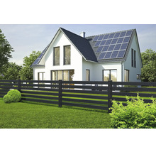 Modernes Haus mit Solaranlage und schwarzem Gartenzaun