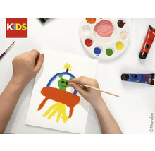 Person malt mit Pinsel und Farben ein Bild von einem Ufo auf eine Leinwand.