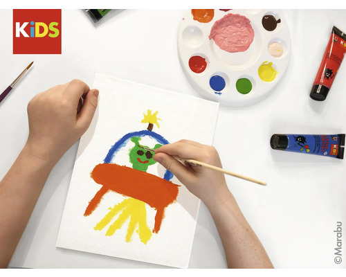 Person malt mit Pinsel und Farben ein Bild von einem Ufo auf eine Leinwand.