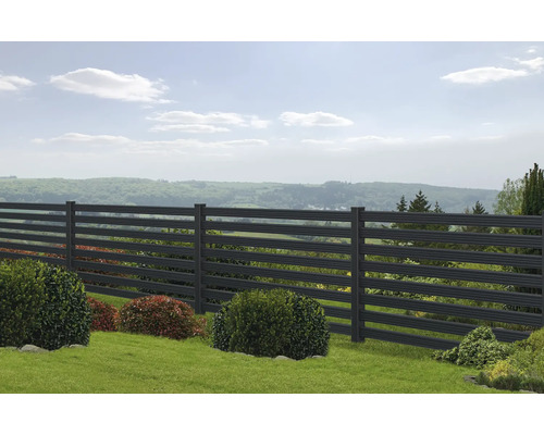 Gartenlandschaft mit modernem Zaun für Privatsphäre und Gartengestaltung
