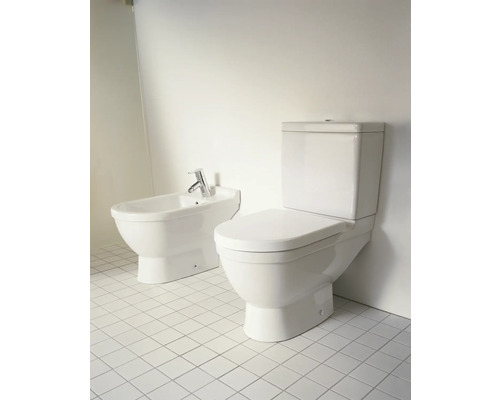 Bidet und Toilette im Badezimmer