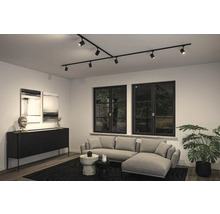 Wohnzimmer mit moderner Deckenschiene mit Strahlern, Sofa und Kommode