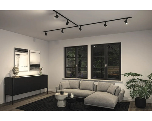 Wohnzimmer mit moderner Deckenschiene mit Strahlern, Sofa und Kommode