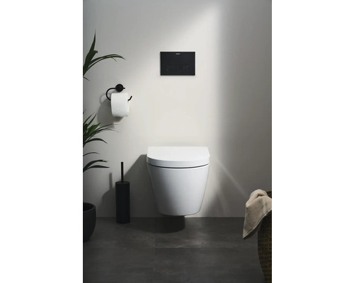 Hänge-WC im Badezimmer mit Betätigungsplatte, Toilettenpapierhalter und Pflanzen