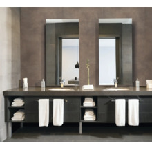 Badezimmer mit Doppelwaschtisch, Spiegeln und Handtüchern