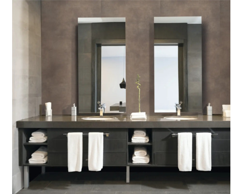 Badezimmer mit Doppelwaschtisch, Spiegeln und Handtüchern