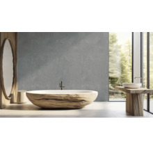 Badezimmer mit freistehender Badewanne, Waschtisch und Spiegel im natürlichen Design