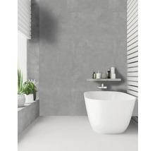 Helles Badezimmer mit freistehender Badewanne, Regal und Pflanzen