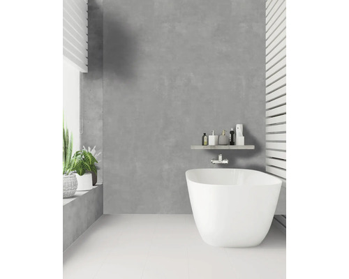 Helles Badezimmer mit freistehender Badewanne, Regal und Pflanzen