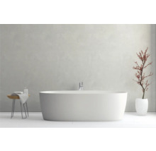 Helles Badezimmer mit freistehender Badewanne, Beistelltisch und Dekoration