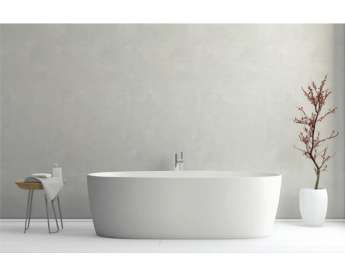 Helles Badezimmer mit freistehender Badewanne, Beistelltisch und Dekoration