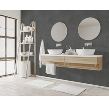 Badezimmer mit Doppelwaschtisch, Spiegeln und Ablageregal