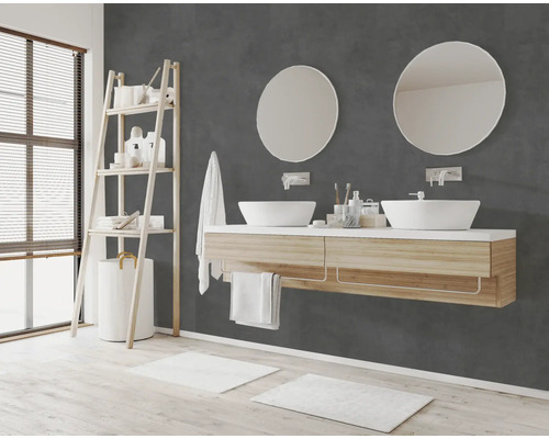 Badezimmer mit Doppelwaschtisch, Spiegeln und Ablageregal