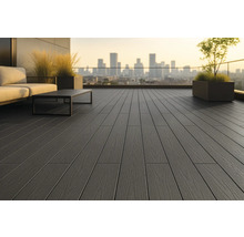 Terrasse mit Terrassendielen, Sitzmöbeln und Blick auf die Stadt