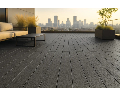 Terrasse mit Terrassendielen, Sitzmöbeln und Blick auf die Stadt