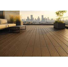 Terrasse mit Holzdielen, Sofa, Tisch und Stadtblick