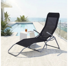 Sonnenliege mit verstellbarer Rückenlehne und Getränkehalter neben einem Pool