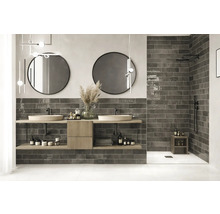 Modernes Badezimmer mit Doppelwaschtisch, runden Spiegeln und dunklen Fliesen