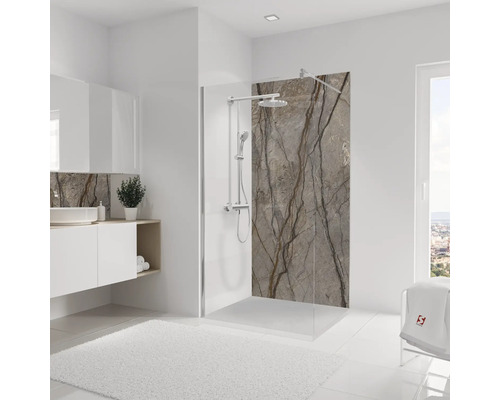 Helles Badezimmer mit Dusche, Waschtisch und Fenster für eine freundliche Atmosphäre