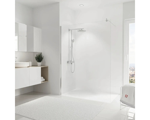 Helles Badezimmer mit Dusche, Waschbecken, Spiegel und weichem Teppich