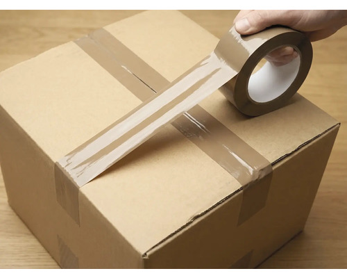 Verpackungskarton verschlossen mit Packband