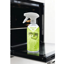 Backofen- und Grillreiniger im Sprühflasche vor einem Ofen