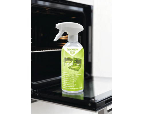 Backofen- und Grillreiniger im Sprühflasche vor einem Ofen
