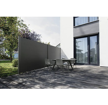 Sichtschutzzaun und Gartentisch mit Stühlen auf einer Terrasse