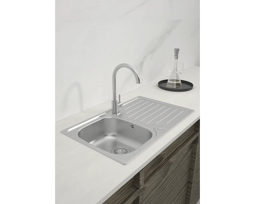 Edelstahlspüle mit Abtropffläche und Wasserhahn auf einer Küchentheke