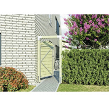 Holztor neben einem Haus mit Garten