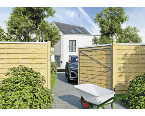 Holzzaun mit geöffnetem Tor und Einfahrt zu einem Wohnhaus