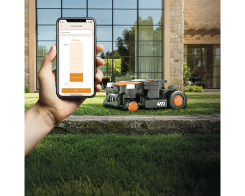 Ein Rasenmähroboter wird per Smartphone App gesteuert, um die Schnitthöhe einzustellen.