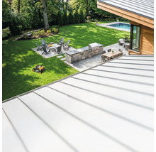 Überblick über einen Garten mit Rasenmähroboter, Grillplatz, Sitzgruppen und Pool