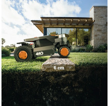 Mähroboter auf Rasen mit einer Stufe von sechs Zentimetern Höhe.