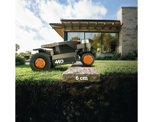 Mähroboter auf Rasen mit einer Stufe von sechs Zentimetern Höhe.