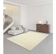 Wohnraum mit beigem Teppich, Sofa, Kommode und Wendeltreppe